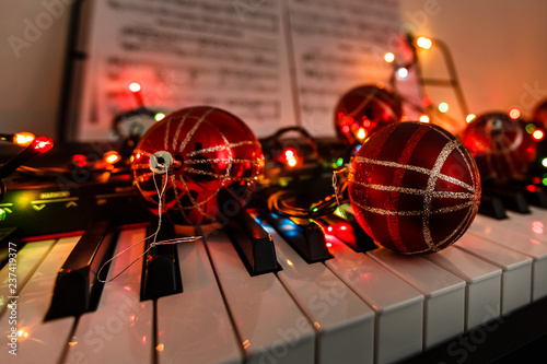 Canvas Print A piano with christmas lights and tree