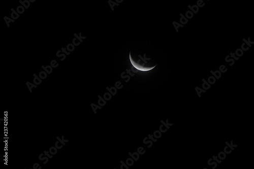 Luna menguante sobre cielo oscuro photo