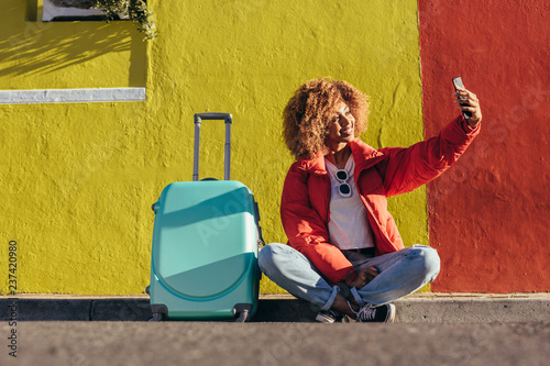 Φωτογραφία Female traveller taking a selfie outdoors