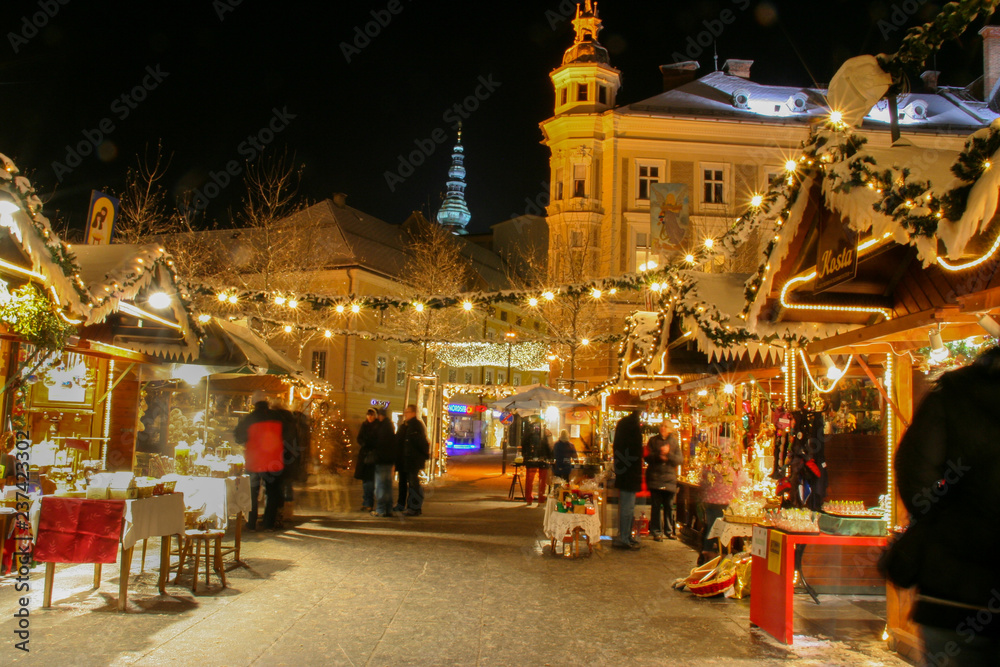 Weihnachtsmarkt im Schneefall in Klagenfurt am Wörthersee