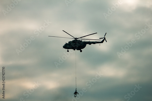 military army helicopter transporting an artillery piece.