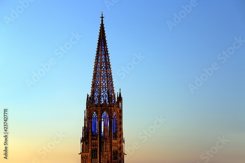 Illuminierter Münsterturm Freiburg