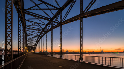 Stahlträger Brücke Abenddämmerung Hamburg Harburg entzerrt