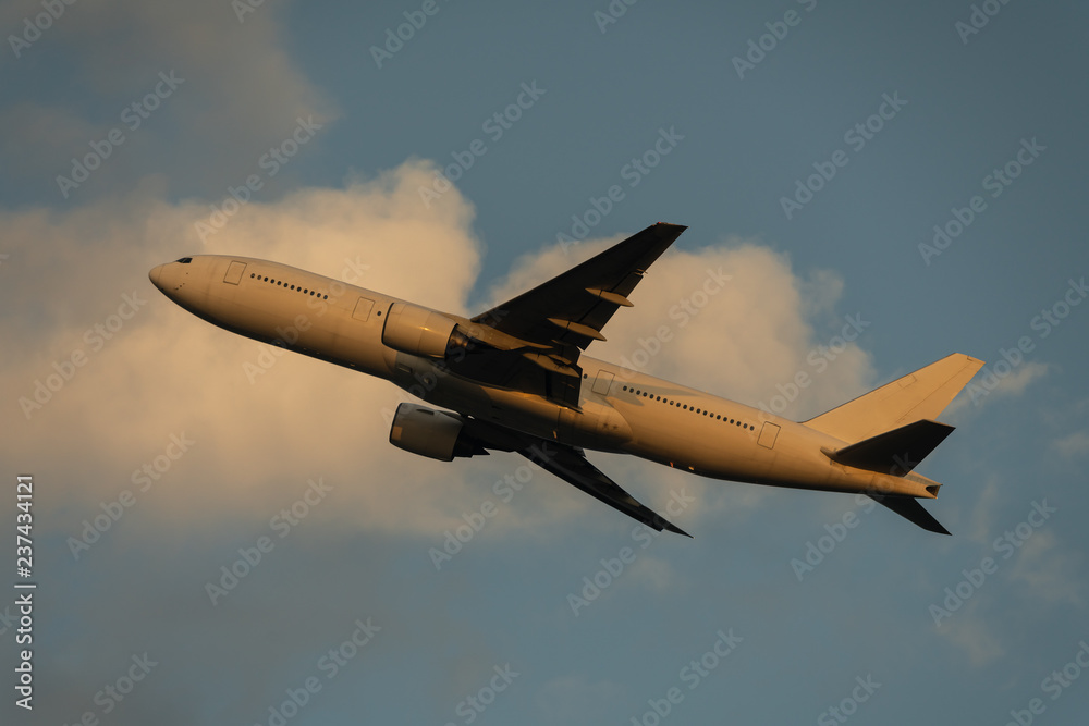 Airplane taking off at dusk (飛行機 夕方の離陸シーン) Airplane taking off at dusk (飛行機 夕方の離陸シーン)