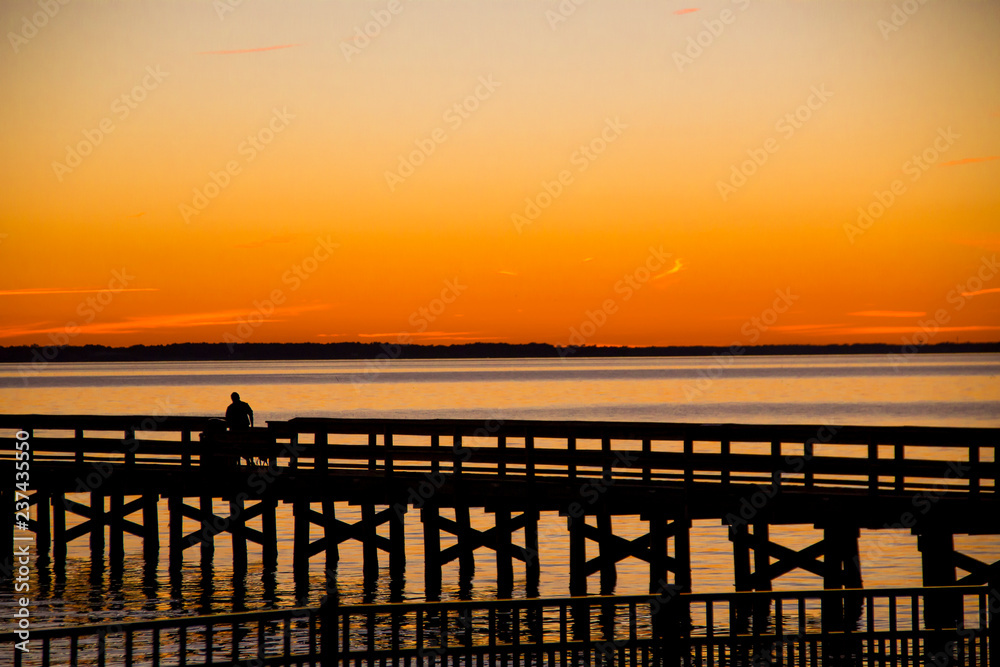 Obraz premium Sunset over Hilton Pier 