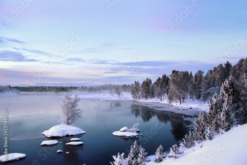 Splendides paysages colorés au nord de la Laponie finlandaise dans les environs de la ville d' Ivalo © Cyril PAPOT