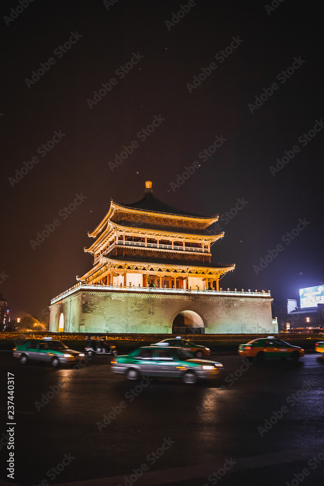 Obraz premium ancient city of xian china at night