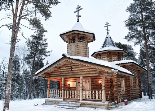 Eglise orthodoxe en bois en pleine forêt au nord de la Laponie finlandaise photo