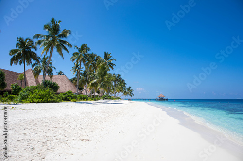 Fototapeta Naklejka Na Ścianę i Meble -  White sand beach and crystal clear water in the Maldives
