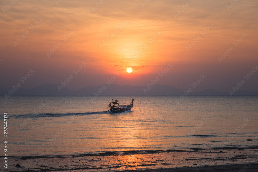 Obraz premium Seascape at sunset with boat