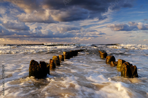 Piękny morski krajobraz,sztormowe Wybrzeże Bałtyku,fale zalewają falochron,Kołobrzeg,Polska.