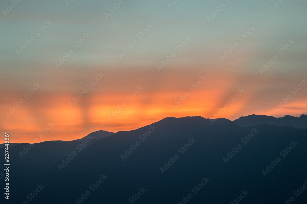 Fototapeta premium zachód słońca w górach