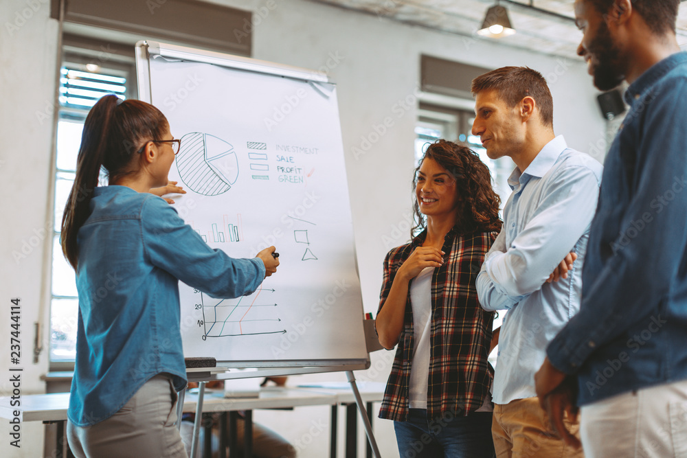 Obraz premium Freelance business people with board having discussion