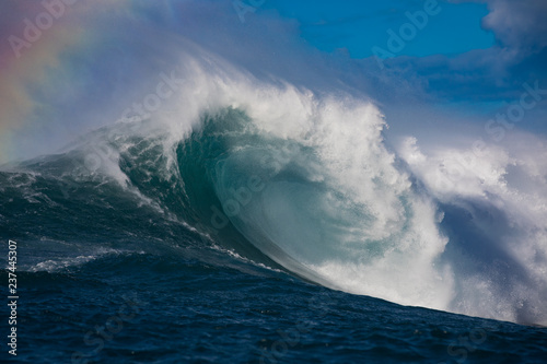 Fototapeta Naklejka Na Ścianę i Meble -  Massive waves from Maui