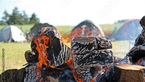 Zeltplatz mit Lagerfeuer