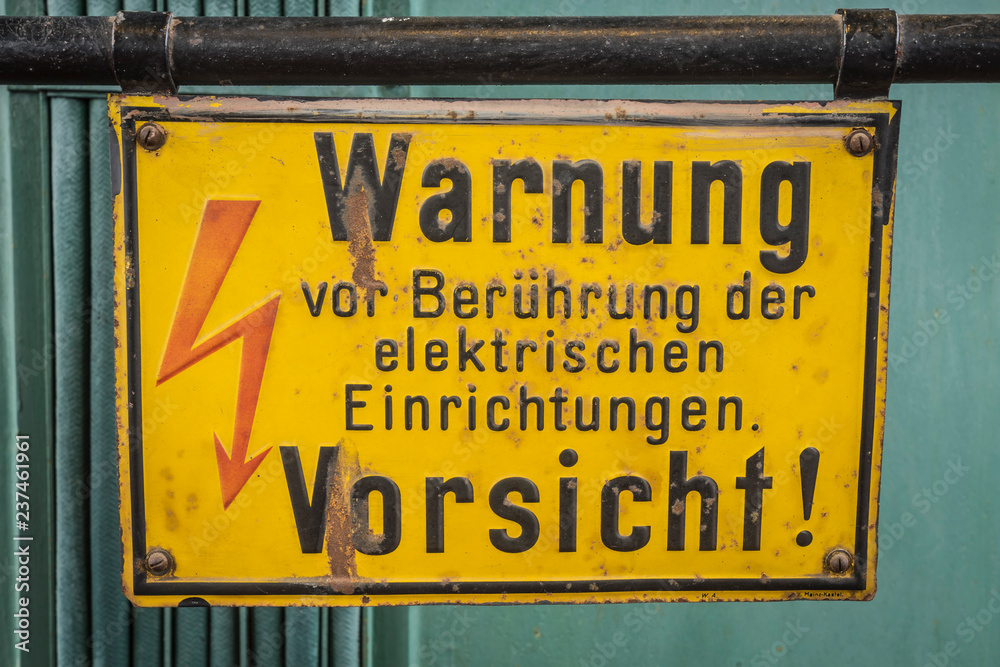 Warnschild an einem historischen Elektromotor.