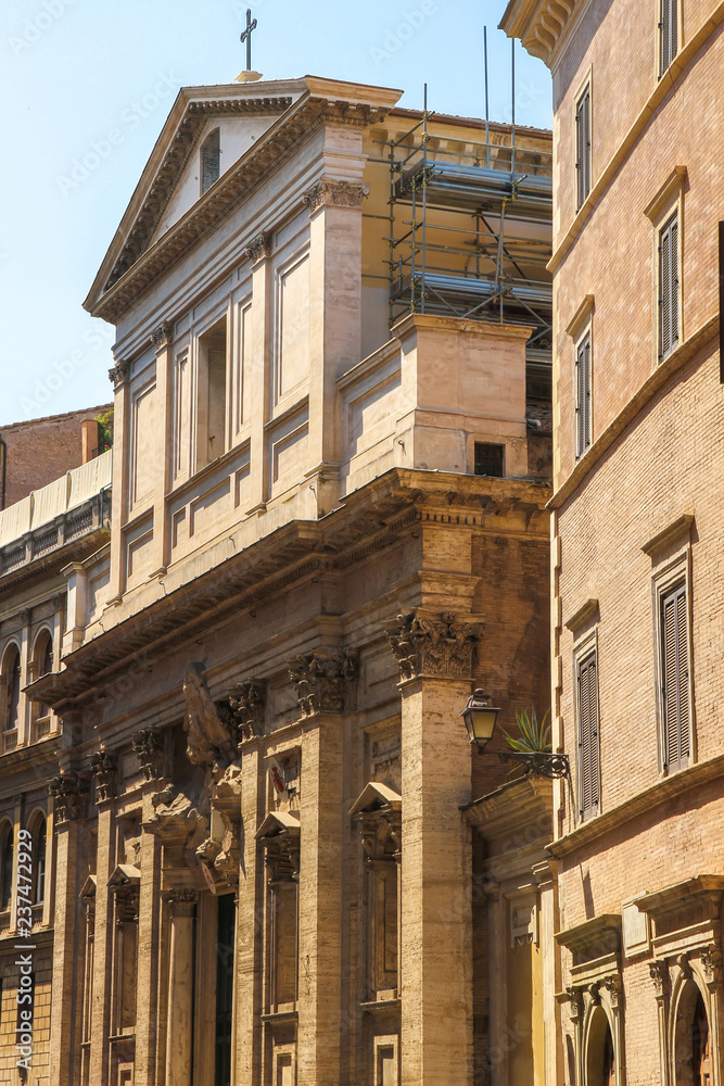 Obraz premium View on a historic church in Rome, Italy on a sunny day.