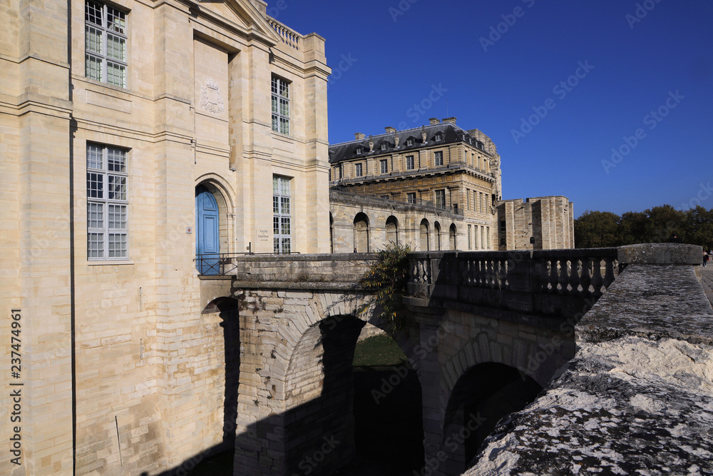 Par une belle journée du mois d'octobre voici le magnifique château de Vincennes aux portes de Paris France