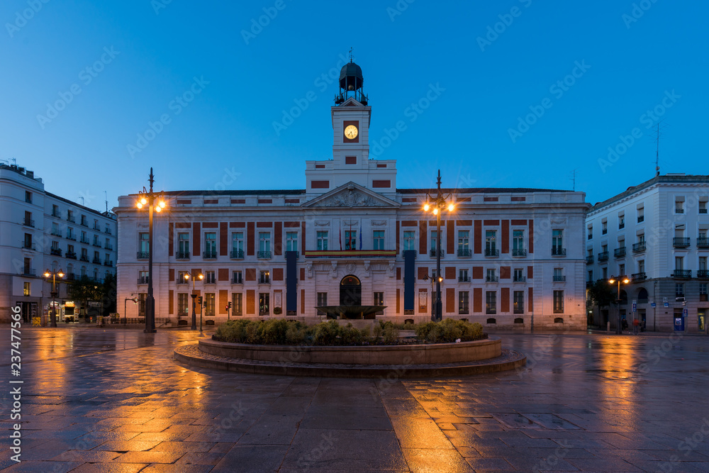 Naklejka premium Nocny widok na placu Puerta del Sol w Madrycie, Km 0 w Madrycie, Hiszpania.