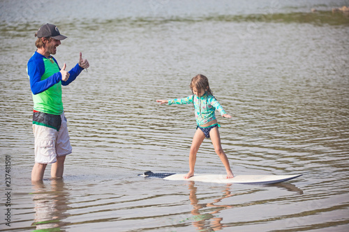 Surfschool, Vater bringt Tochter das Surfen bei