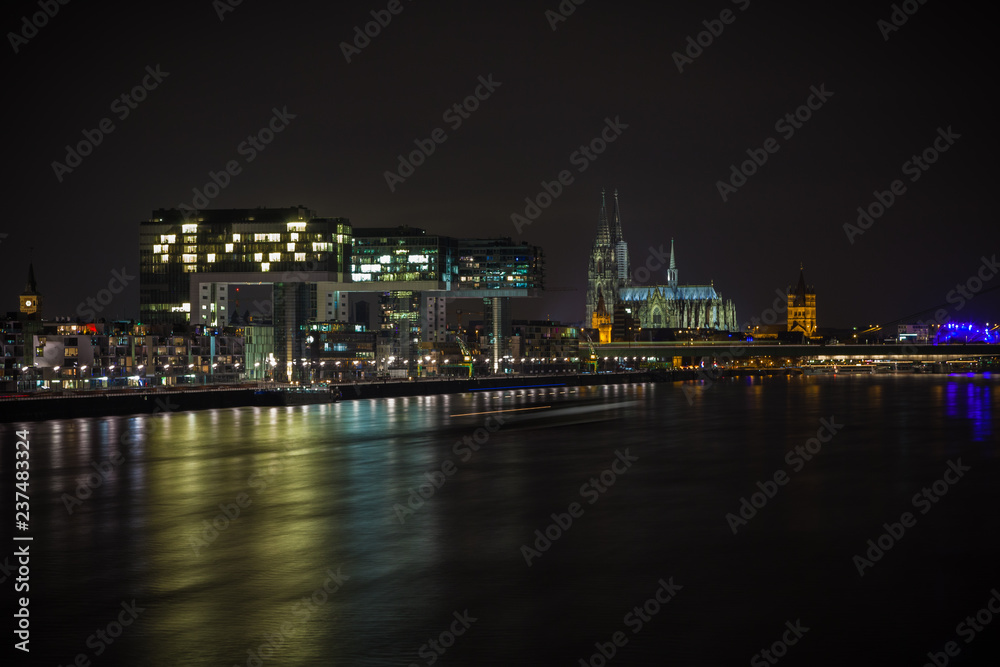 Kölner Skyline bei Nacht
