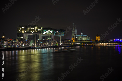 Kölner Skyline bei Nacht