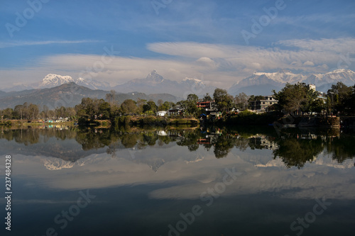 ネパールのポカラの絶景　美しい山々と湖と街並み　湖面に映るリフレクション photo