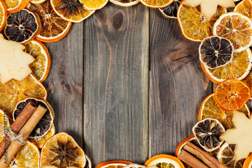 Dry slices of orange on broom wooden background arrange in circle, top view © 18042011