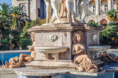 fountain of neptune in rome italy