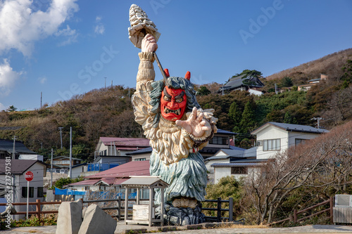 門前のなまはげ立像