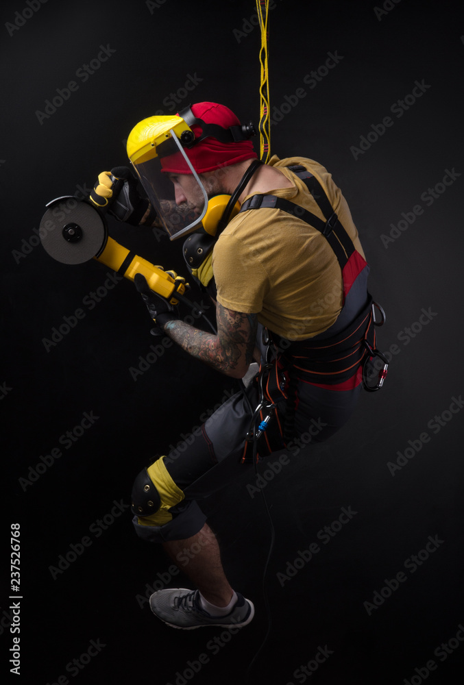 Fototapeta premium stylowy climber Builder ręce i działa z narzędziem. czarne tło. kopiuj wklej