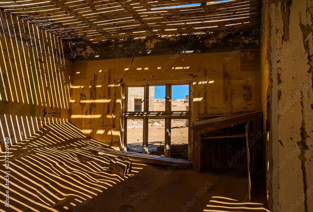 Obraz premium Kolmanskuppe, aslo known as Kolmanskop, a diamond mining ghost town on the Skeleton Coast of Namibia.