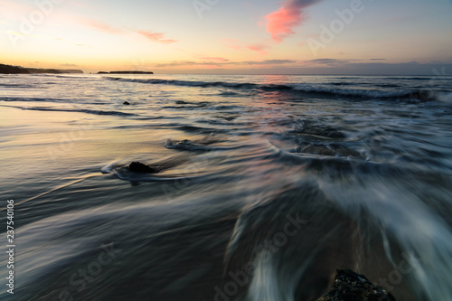 jugando con las olas del mar