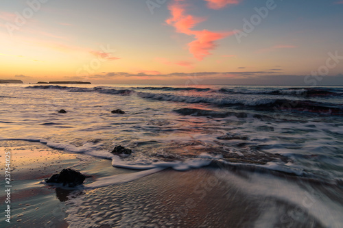 jugando con las olas del mar