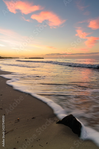 jugando con las olas del mar
