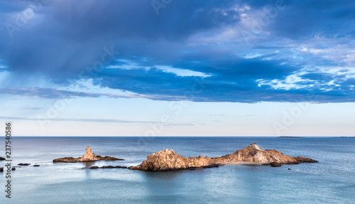 Sola en el mar