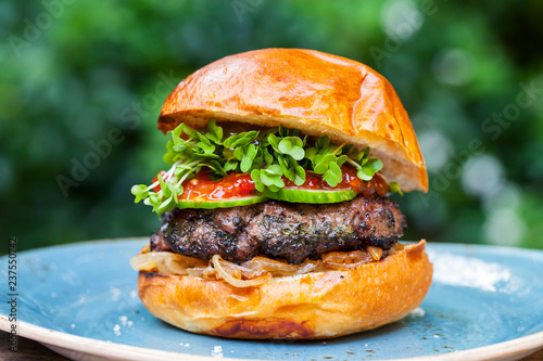 Fotografía Beef burger with onion relish, micro herbs and cucumber