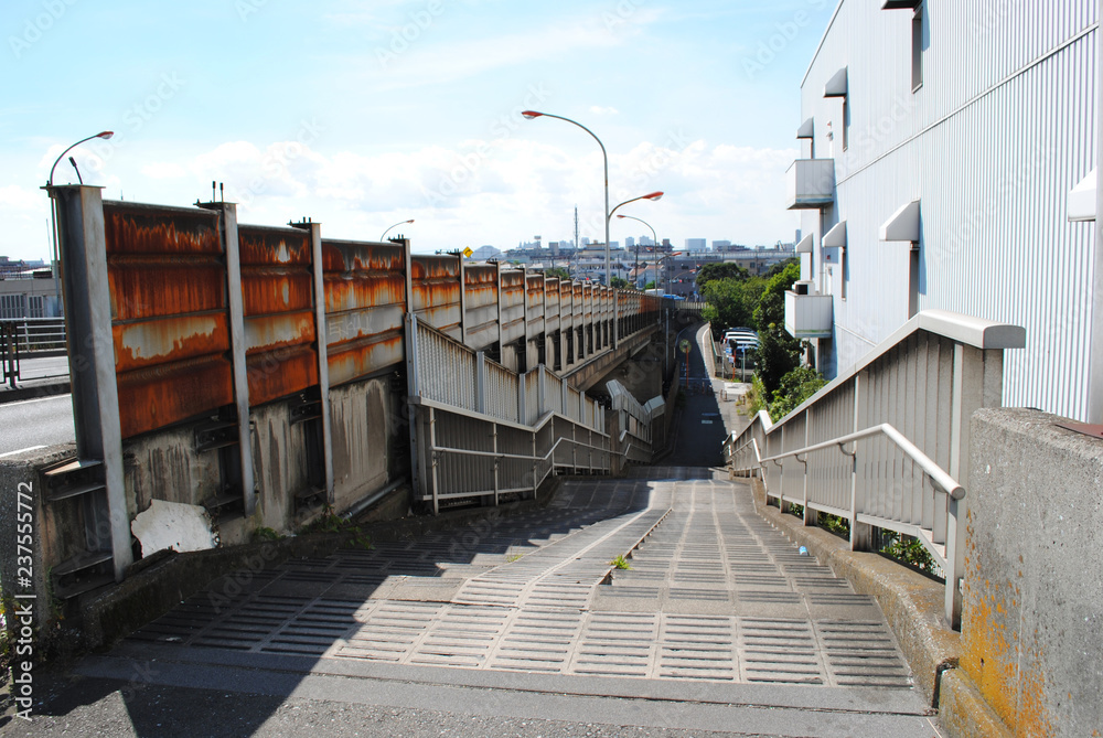 古い歩道橋の階段 古い歩道橋の階段
