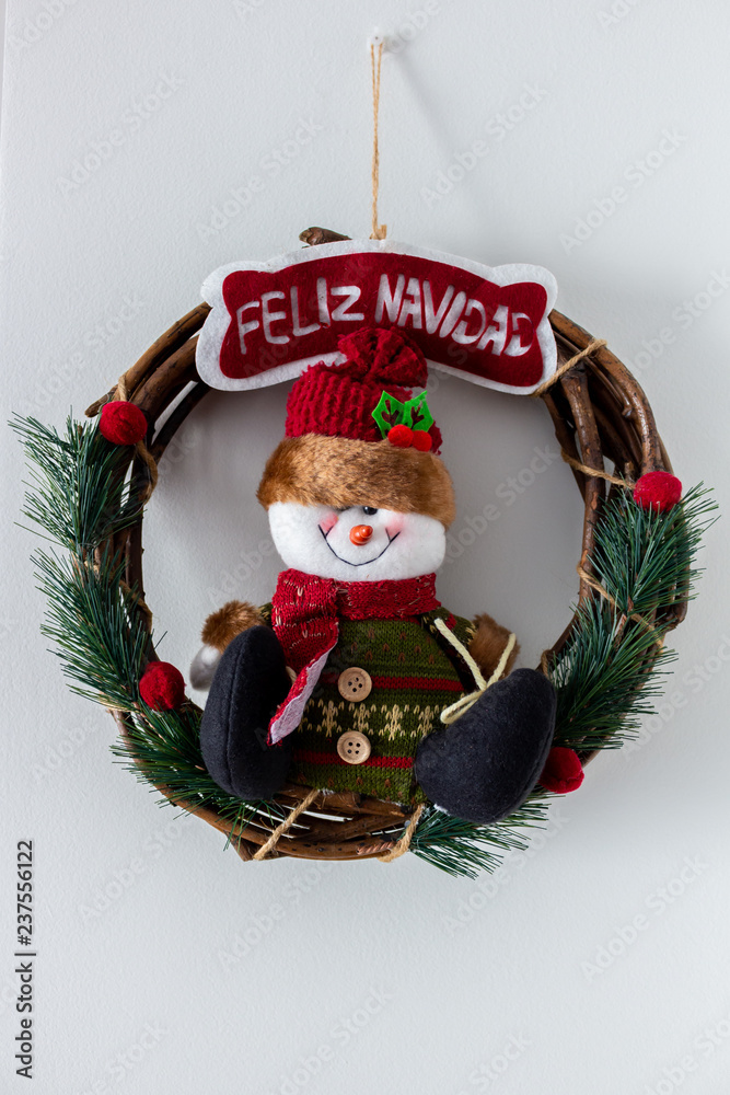 Bonita guirnalda navideña con un alegre muñeco de nieve foto de Stock |  Adobe Stock