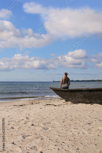 Ystad, Schweden, eine Frau am Mossby Strand, Panoramablick