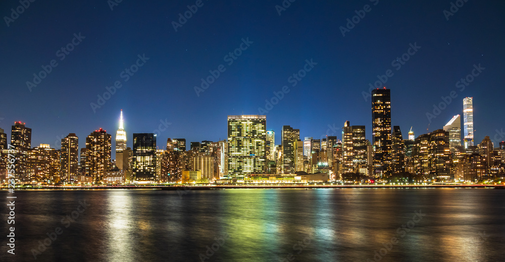Fototapeta premium New York East River i wieżowce Manhattan