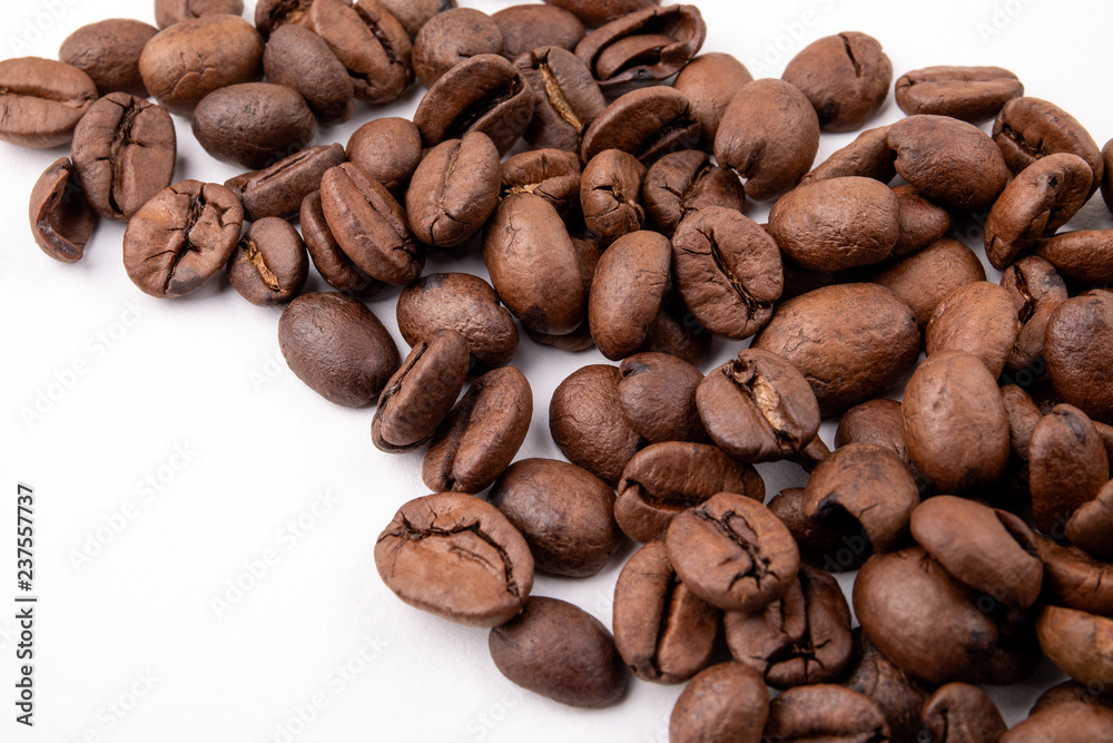 Obraz premium Coffee beans on white background close up.