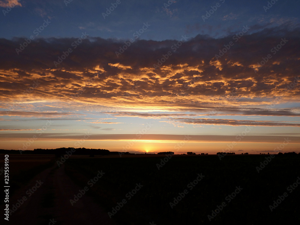 Obraz premium Piękny zachód słońca.