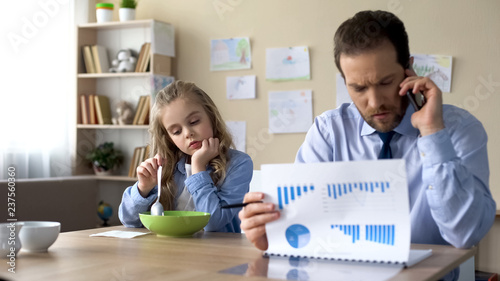 Foto Beautiful little girl suffering from lack of paternal attention, social problem