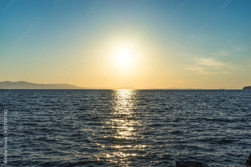 Obraz premium Seascape with beautiful sunset and sunset on the horizon.