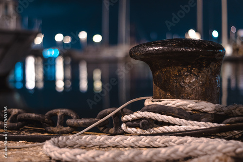 boat mooring in the harbor with rope and background in the sea - Bitta per le barche nel porto con corda 