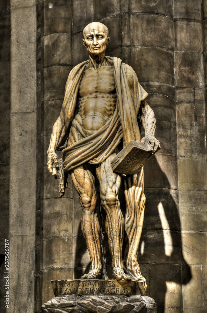 Obraz premium Statue Saint Bartolomeo. Duomo Milan Italy