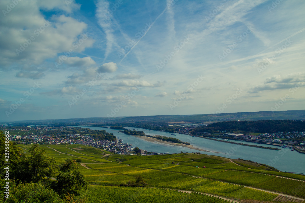 Schöner Blick vom Niederwalddenkmal auf Rüdesheim und Bingen