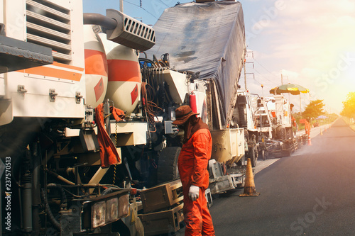 Fotografie worker road paving construction and the asphalt machines