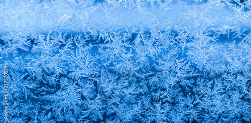 Natürlich entstandene Eisblumen, Eiskristalle auf gefrorener Fensterscheibe im Winter, Textur, Hintergrund, Weihnachten, xmas 